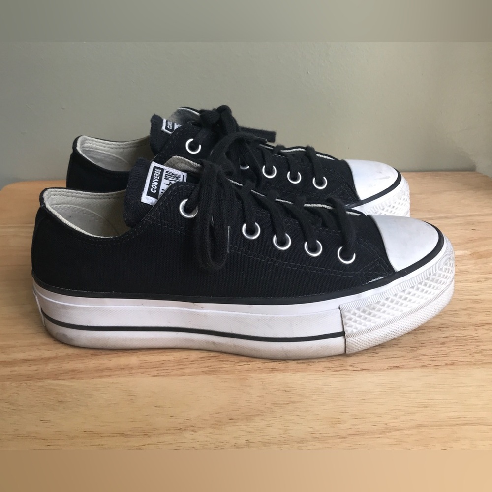 Converse Women’s Chuck Taylor All Star Low-Top Platform Sneaker Size: US 7